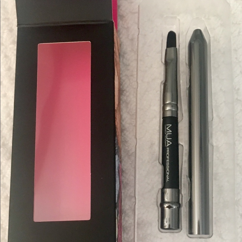 MUA Professional Lip Brush with travel cover.